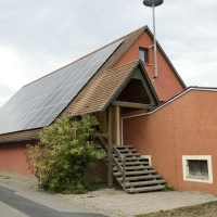 Auf dem Dach des Großharbacher Feuerwehrhauses ist eine Photovoltaik-Anlage installiert. Sie könnte möglicherweise für das Beheizen der Fahrzeughalle genutzt werden. (Foto: Karl-Heinz Gisbertz)