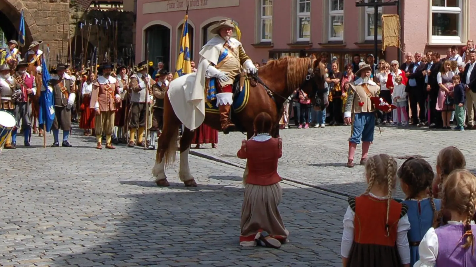 Die Schlüsselszene des Kinderzechgeschehens: Die Kinderlore fleht bei der Stadtübergabe auf Knien vor dem Schwedenobristen Claus Dietrich von Sperreuth um Gnade für Dinkelsbühl und seine Bewohner.  (Foto: Markus Weinzierl)
