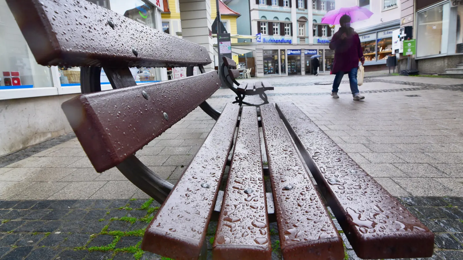 Der Regenschirm ist wie hier in Ansbach seit Wochen ein treuer Begleiter. Gefühlt hat es seit Mitte Oktober fast jeden Tag geregnet. (Archivfoto: Jim Albright)