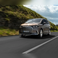 Futuristisch: Der elektrische Mercedes-Benz VLE fährt zudem mit reichlich Bling-Bing vor. (Foto: Henri Bubeck/Mercedes-Benz AG/dpa-tmn)