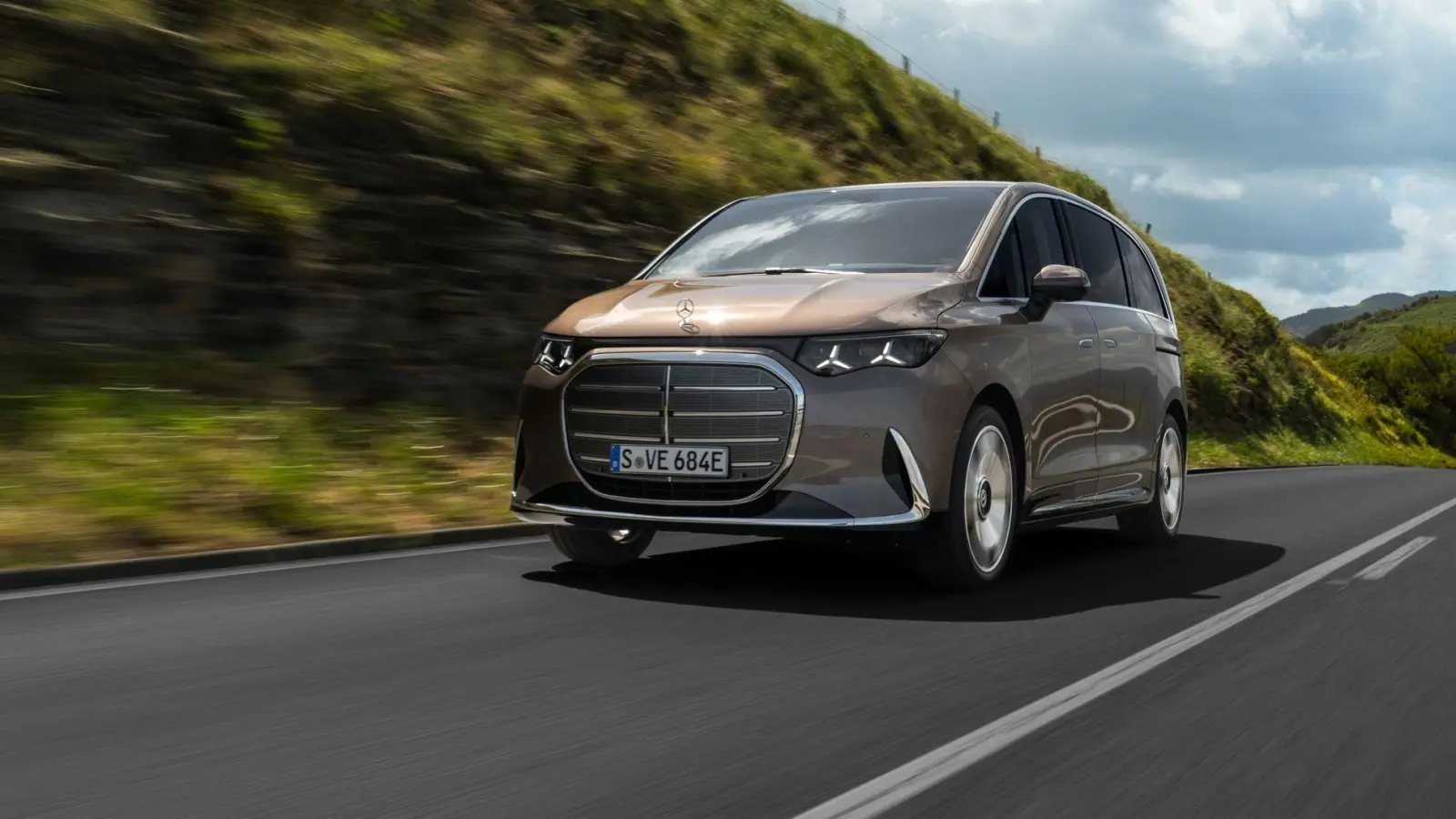 Futuristisch: Der elektrische Mercedes-Benz VLE fährt zudem mit reichlich Bling-Bing vor. (Foto: Henri Bubeck/Mercedes-Benz AG/dpa-tmn)