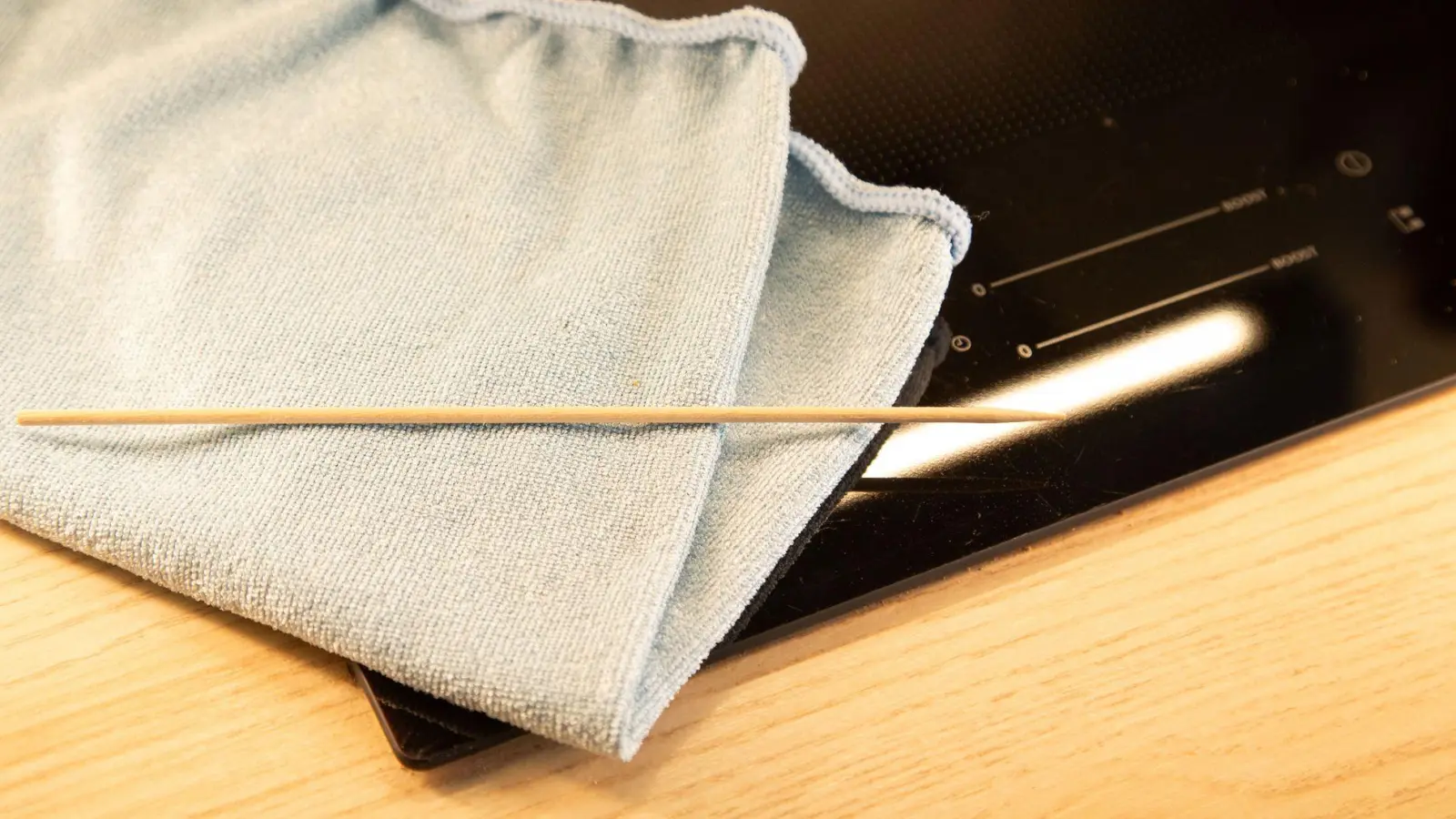 Lassen sich hartnäckige Verschmutzungen unter dem Kochfeldrand mit einem Spieß entfernen? (Foto: Christin Klose/dpa-tmn)