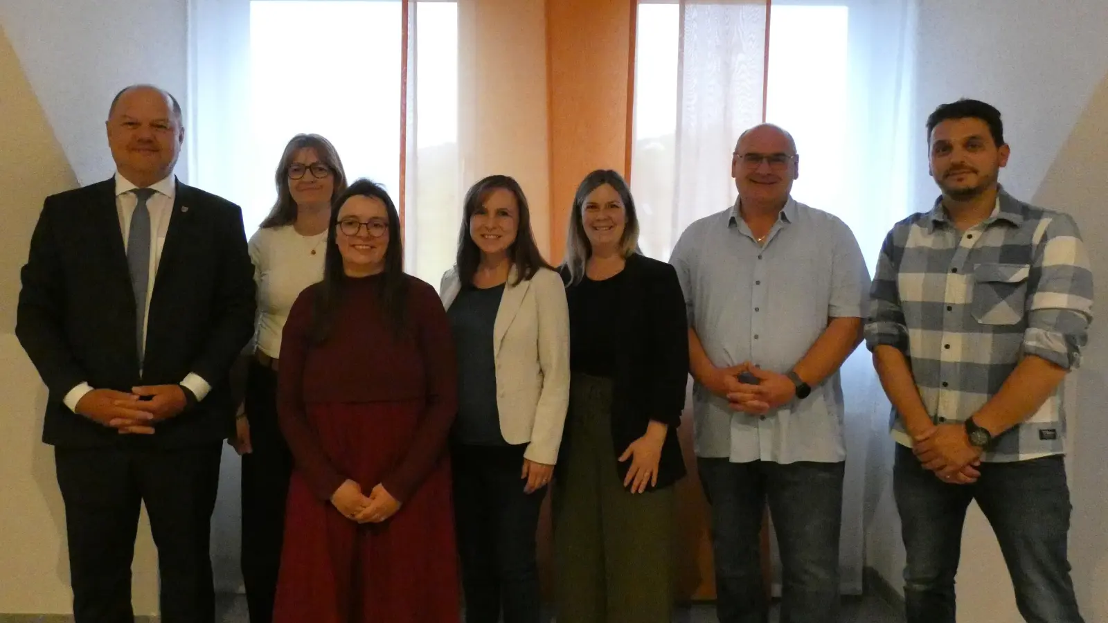 Der Bürgermeister und die frisch vereidigten Ratsmitglieder (von links): Bernd Meyer, Sabine Schlarp, Sarah Hermann, Stefanie Radinger, Angelika Ruhs, Wolfgang Croner und Thomas Ulsenheimer. (Foto: Calotta Halbrock)