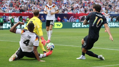 Oliver Baumann wehrt einen Schuss von Christian Pulisic (r) ab. Links Jonathan Tah.  (Foto: Christian Charisius/dpa)