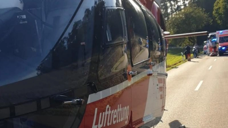 Zwischen Abtsgreuth und Altershausen wurde bei einem Unfall ein Motorradfahrer verletzt. Mit einem Rettungshubschrauber kam er in eine Klinik. (Foto:  Feuerwehr Münchsteinach)