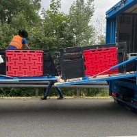 Bei einer Weiterfahrt hätte Brandgefahr bestanden, weshalb die Tiere in ein Ersatzfahrzeug umgeladen werden mussten. (Handoutbild) (Foto: -/Verkehrspolizei Bayreuth/dpa)