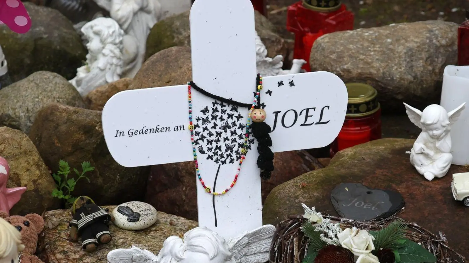 Kreuze, Figuren, Kerzen und Blumen stehen an der Stelle, wo der sechsjährige getötete Joel gefunden wurde. Der Prozess wegen Totschlags geht weiter. (Foto: Bernd Wüstneck/dpa)