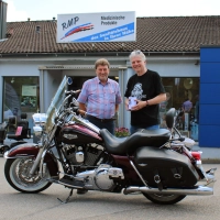 Mit seiner Harley-Davidson fährt Markus Fabi (rechts) am 4. Juli zum Toy Run nach Bamberg. Robert Meyer unterstützt die Aktion mit einer persönlichen Spende. (Foto: Constantin Prosch)