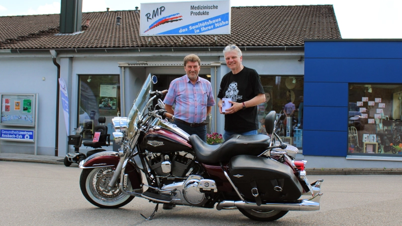 Mit seiner Harley-Davidson fährt Markus Fabi (rechts) am 4. Juli zum Toy Run nach Bamberg. Robert Meyer unterstützt die Aktion mit einer persönlichen Spende. (Foto: Constantin Prosch)