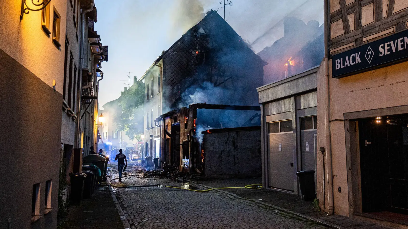 Der Schaden dürfte nach ersten Einschätzungen der Feuerwehr in die Millionen gehen. (Foto: Joshua Rzepka/onw-images/dpa)