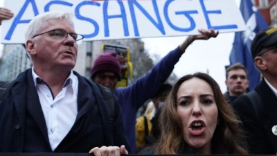 Julian Assanges Frau Stella Assange (M) marschiert mit Unterstützern nach der Auslieferungsanhörung in London vom Royal Courts of Justice zur Downing Street. (Foto: James Manning/PA Wire/dpa)