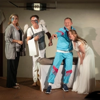 Mit vollem Engagement waren die Schauspieler bei „Wolke 97” im Saal des Scharfen Ecks zugange. Dorthin war der Kulturverein wegen der großen Nachfrage kurzfristig ausgewichen.  (Foto: Andreas Riedel )
