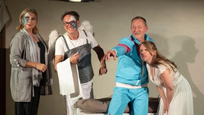 Mit vollem Engagement waren die Schauspieler bei „Wolke 97” im Saal des Scharfen Ecks zugange. Dorthin war der Kulturverein wegen der großen Nachfrage kurzfristig ausgewichen.  (Foto: Andreas Riedel )