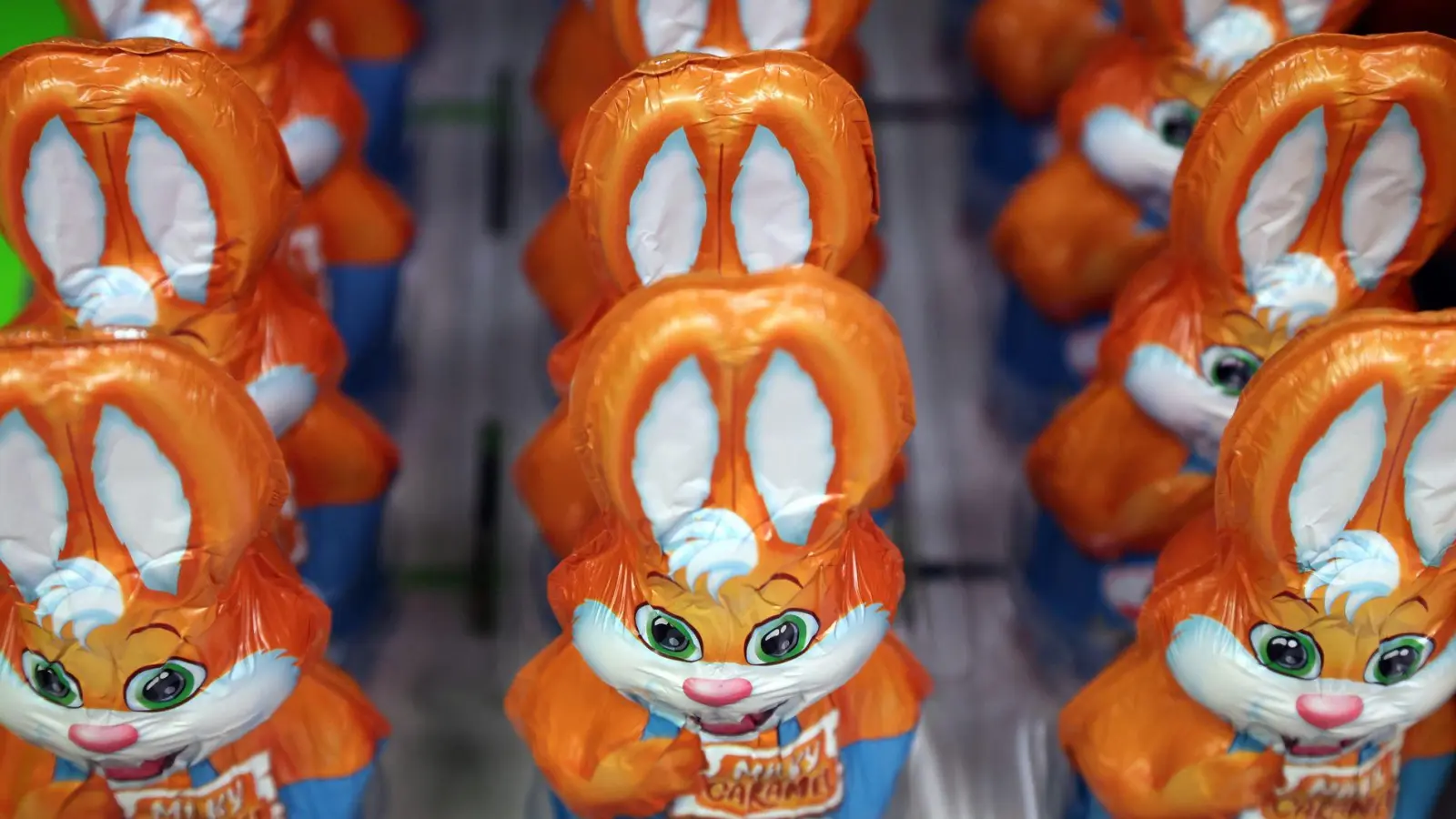 Schoko-Osterhasen sind in diesem Frühjahr weniger gefragt als üblich. (Symbolbild)  (Foto: Karl-Josef Hildenbrand/dpa)