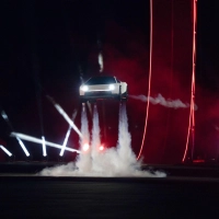Der Sportwagen werde 2028 in die Produktion gehen und man werde ihn kaufen können, sagte Tesla-Chef Elon Musk. (Foto: Tesla/dpa)