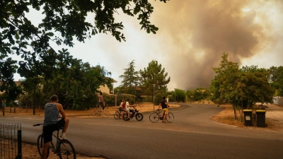 Feuer im Anmarsch in der Gironde und les Landes: Damit man nicht überrascht wird, rät das Auswärtige Amt, die lokalen Warneinrichtungen zu nutzen. (Foto: Caroline Blumberg/AP/dpa-tmn)