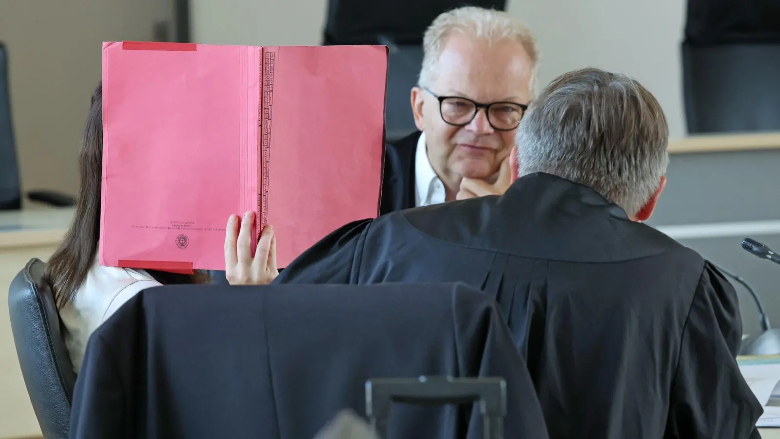 Die Angeklagte mit den Anwälten Thomas Löcker und Andreas Ohm. (Foto: Bernd Wüstneck/dpa)