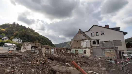 Ein zerstörter Gasthof am Ufer der Ahr in Dernau nach der Flutkatastrophe im Juli 2021. (Foto: Boris Roessler/dpa)