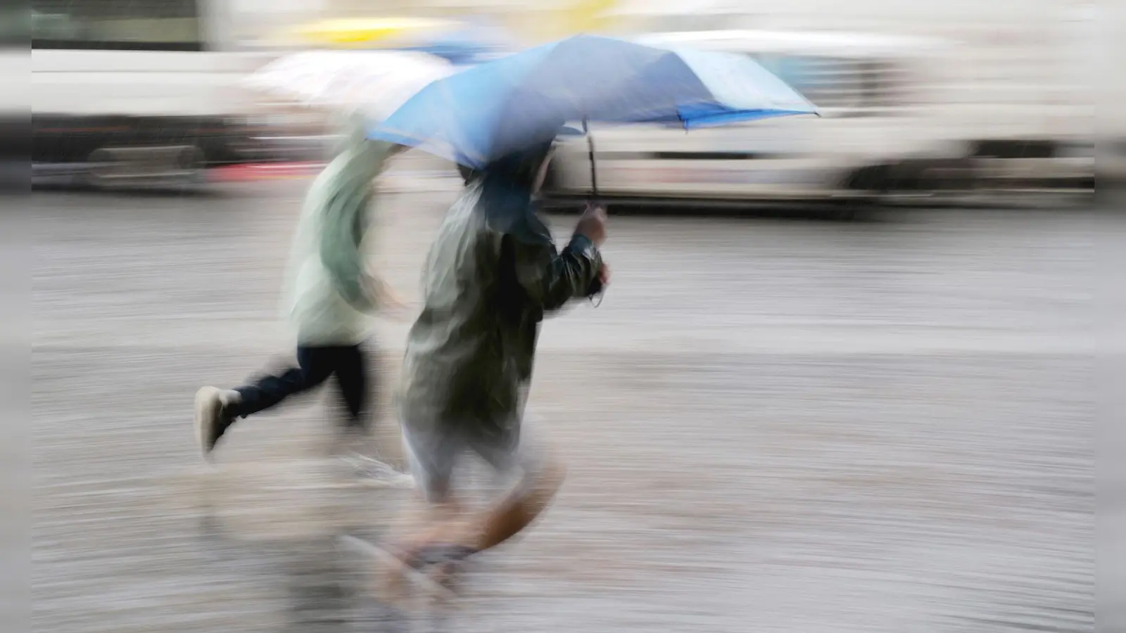 Schnell zurück ins Trockene: Auch der neue Monat startet nass. (Symbolbild) (Foto: Peter Kneffel/dpa)