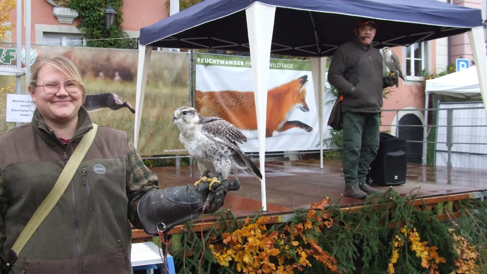Ein Hingucker waren die beiden Falken, mit denen Luka und Burkhard Hellmann vom Schillingsfürster Greifvogel- und Eulenpark „Wilder Wald” unterwegs waren. (Foto: Jasmin Kiendl  )
