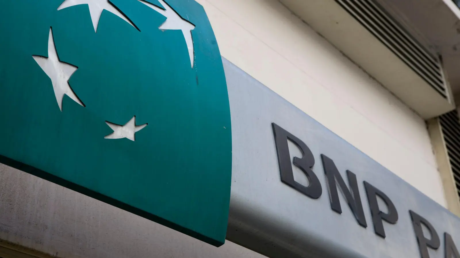 Das Logo der Bank BNP Paribas: In der Frankfurter Niederlassung der französischen Großbank wird wegen Cum-Ex-Geschäften ermittelt. (Foto: picture alliance / dpa)