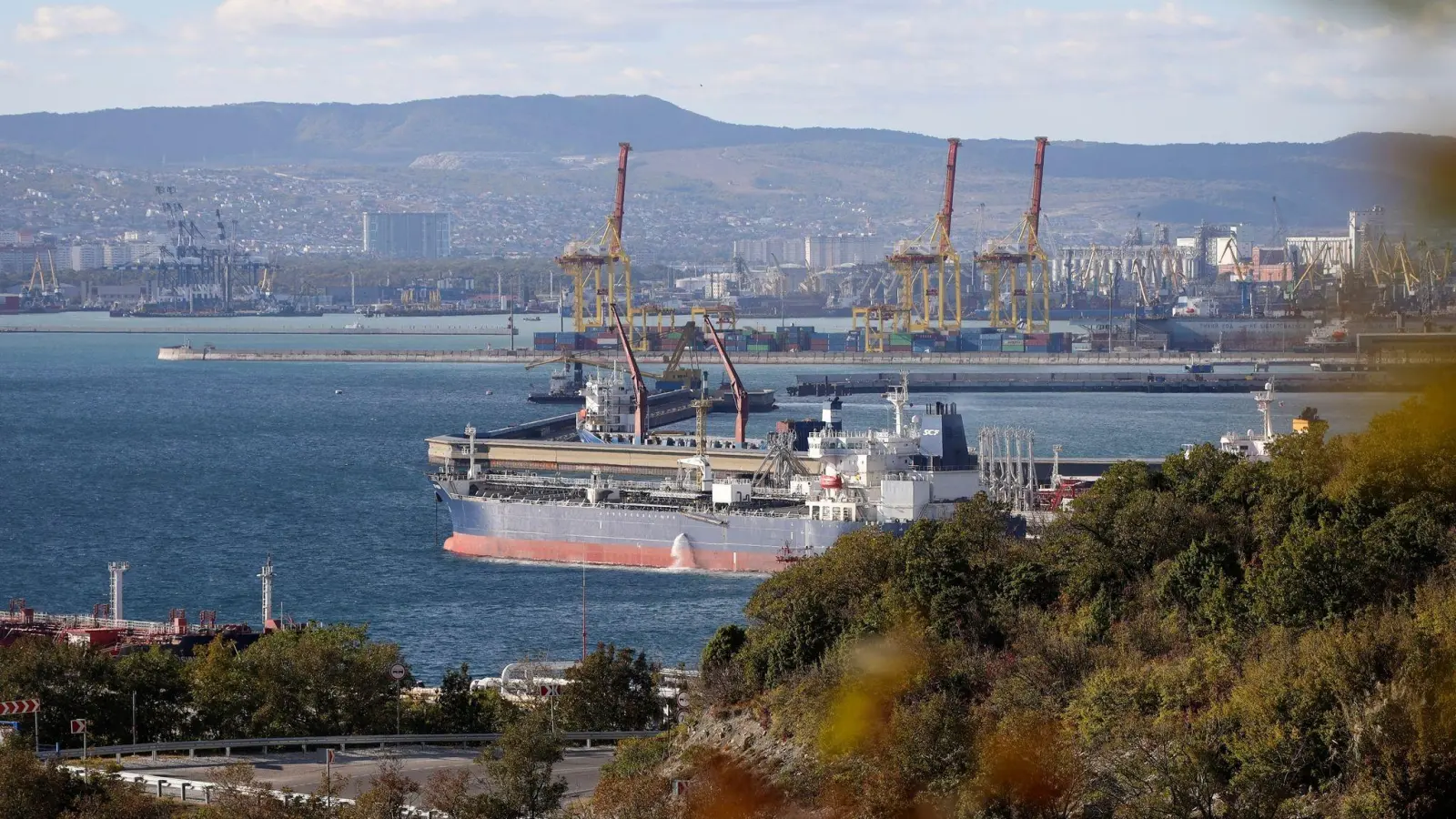 Ein Öltanker liegt im Hafen der russischen Hafenstadt Noworossijsk am Schwarzen Meer. (Foto: ---/AP/dpa)