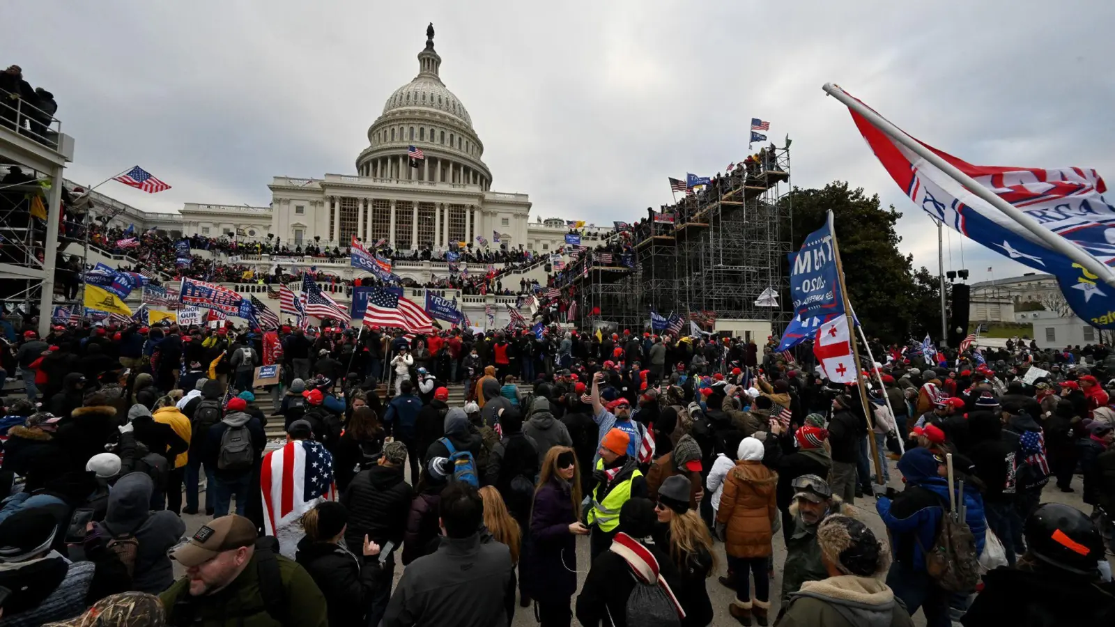 Trump-Anhänger stürmen am 6. Januar 2021 das US-Kapitol. (Foto: Essdras M. Suarez/ZUMA Wire/dpa)