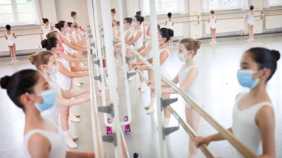 Einige ukrainische Kinder haben in der Hamburger Ballettschule eine neue Heimat gefunden. (Foto: Christian Charisius/dpa)