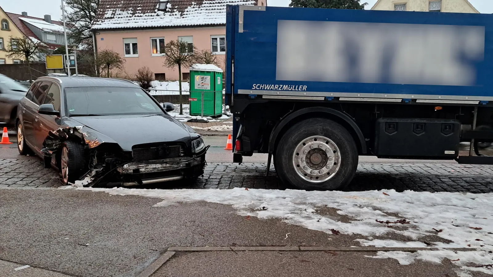 Der Pkw war nicht mehr fahrbereit. Nach den Angaben der Polizei musste dieser abgeschleppt werden. (Foto: Florian Schwab)