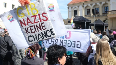 Gegen die AfD gehen immer wieder Menschen auf die Straße, wie hier die Teilnehmer einer linken Kundgebung in Magdeburg im April 2026. (Archivbild) (Foto: Sebastian Willnow/dpa)
