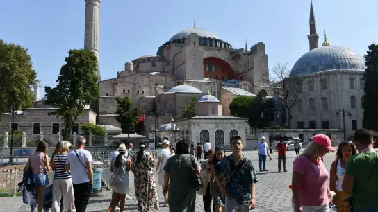 Touristen schlendern in der Nähe der Hagia Sophia in Istanbul. (Foto: Xu Suhui/XinHua/dpa/Archivbild)