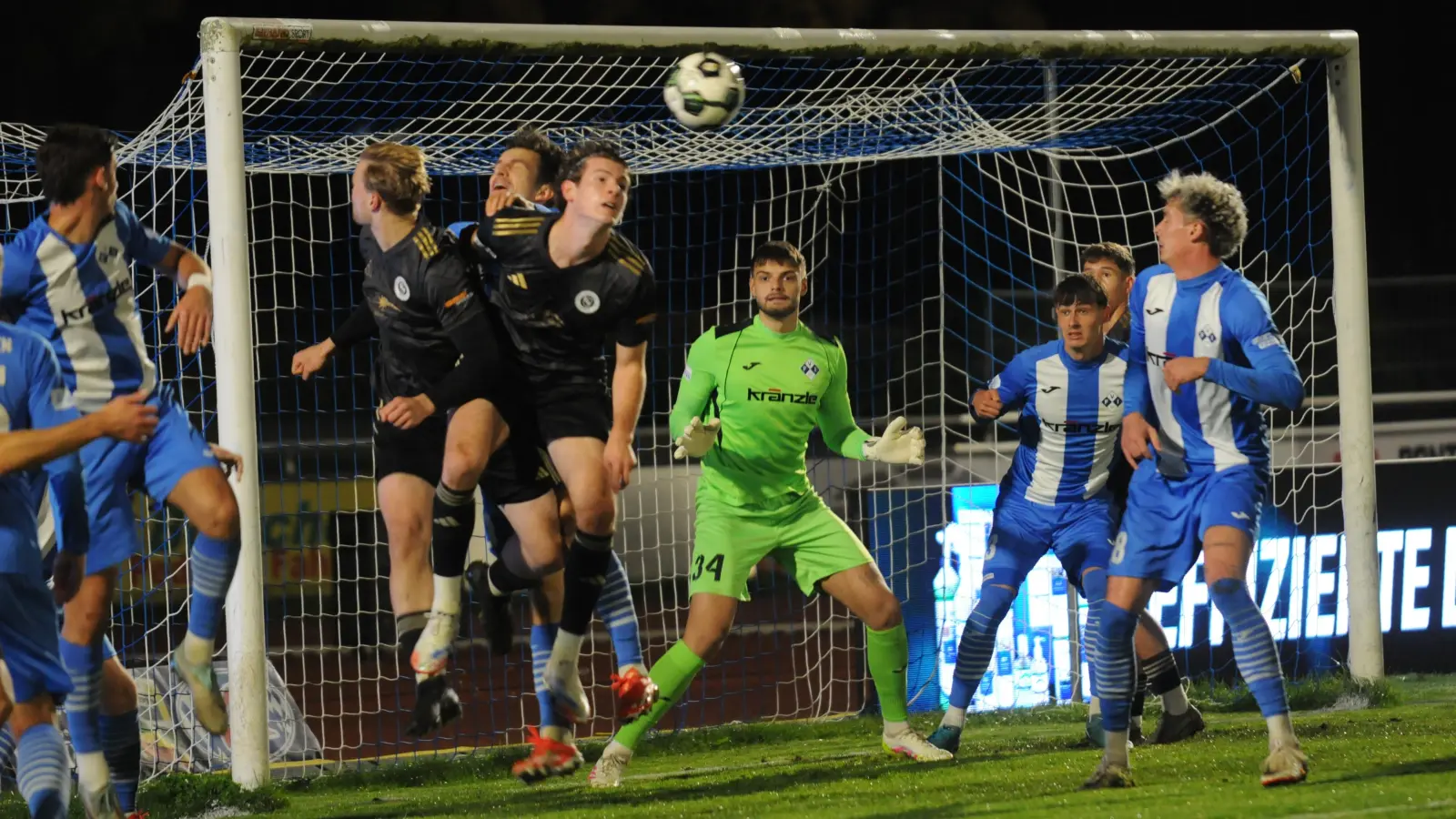 Im Gegensatz zu seinem Ansbacher Kollegen hatte Torhüter Malwin Zok vom FV Illertissen nicht viel zu tun.  (Foto: Roland Furthmair)