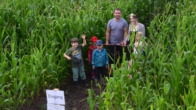 Weinprinzessin Julia I. (Schmidt) eröffnete das Maislabyrinth. (Foto: Gerhard Krämer)