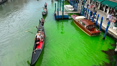 So sieht der Canal Grande von Venedig normalerweise nicht aus. (Foto: Luigi Costantini/AP/dpa)
