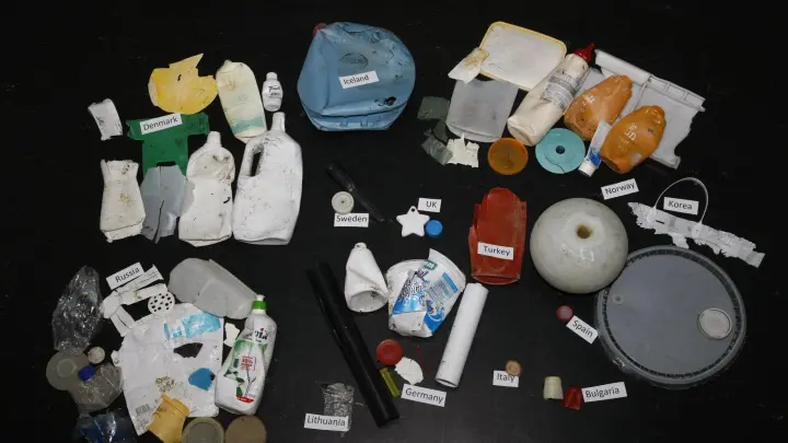 Angeschwemmter Plastikmüll aus der Arktis nach Herkunftsländern sortiert. (Foto: J. Hagemann/Alfred-Wegener-Institut/dpa)
