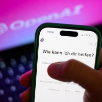 Bei ChatGPT will OpenAI künftig auch mit Werbung Geld verdienen (Archivbild) (Foto: Hendrik Schmidt/dpa)