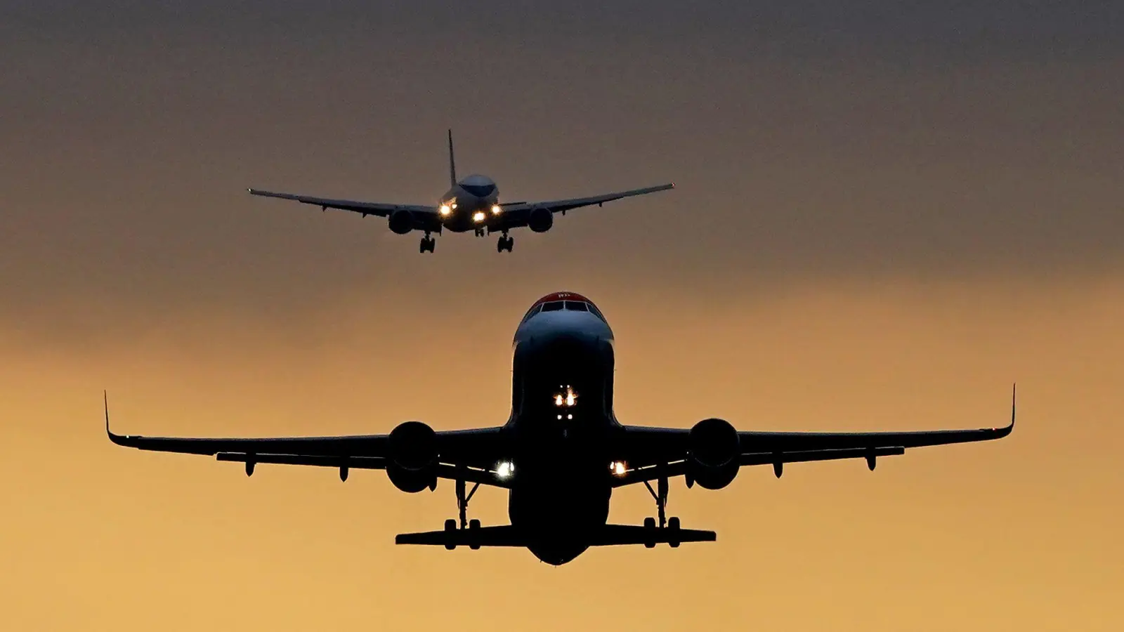 Hunderte Millionen Menschen fliegen jedes Jahr in der EU. (Archivbild) (Foto: Gareth Fuller/PA Wire/dpa)