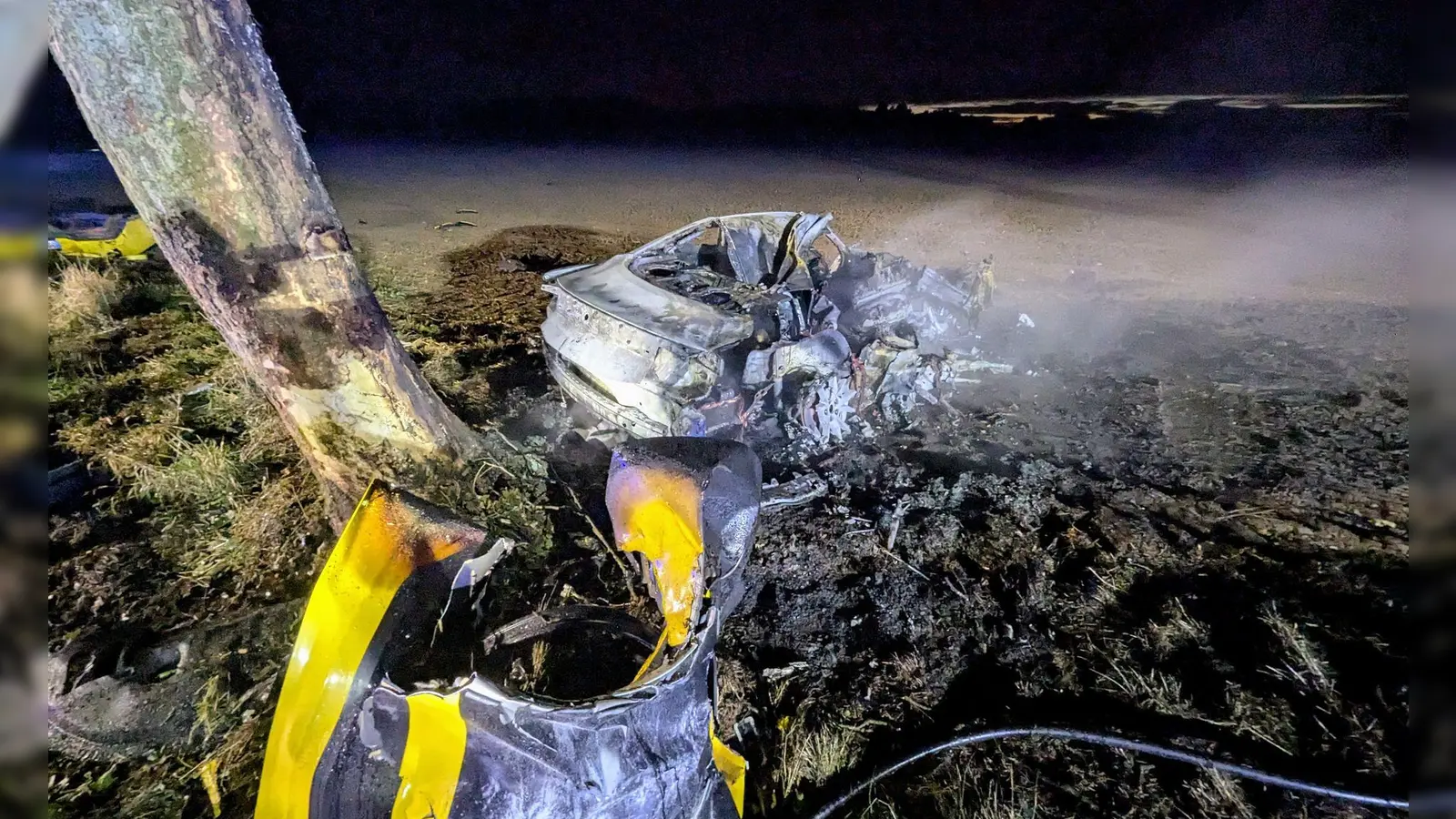 Drei Menschen starben bei diesem Autounfall. (Handout) (Foto: ---/Freiwillige Feuerwehr Bedburg-Hau/dpa)