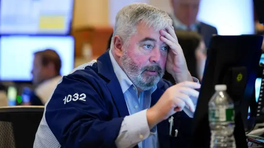 Händler arbeiten auf dem Parkett der Wall Street. Die US-Börsen schließen am letzten Tag im Juni mit einer erschreckend schwachen Halbjahresbilanz. (Foto: Seth Wenig/AP/dpa)