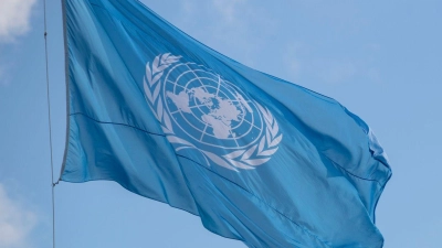 Die Flagge der Vereinten Nationen: An Bord des UN-Hubschraubers sollen acht Menschen gewesen sein. (Foto: Nicolas Maeterlinck/BELGA/dpa)