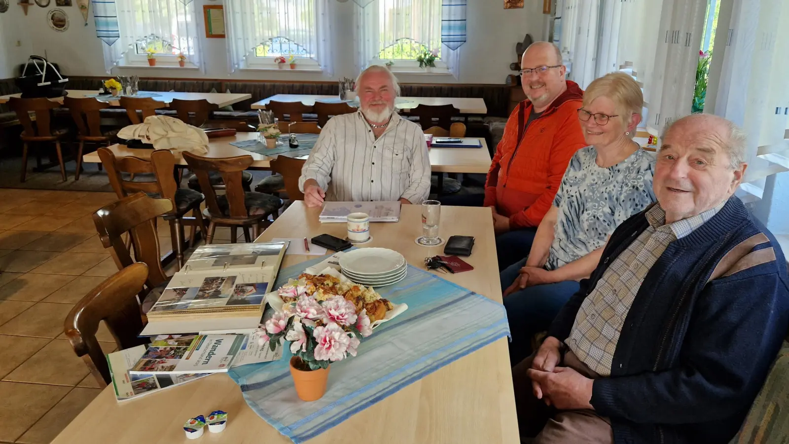 Ein Teil der Wanderfreunde Sachsen (von links): Jürgen Ferner (Zweiter Vorsitzender), Andreas Freitag (Vorsitzender) sowie Schriftführerin Irmgard Lorenz und Gründungsmitglied Manfred Hoffmann. (Foto: Andrea Walke)