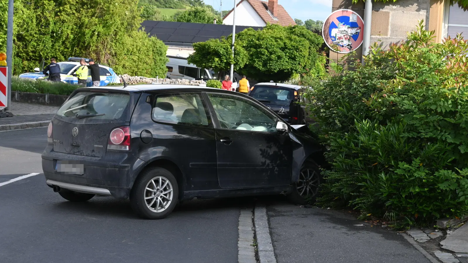 Ein Autofahrer kam am Freitag von der Straße ab und fuhr gegen eine Hauswand in Scheinfeld. (Foto: Judith Marschall)