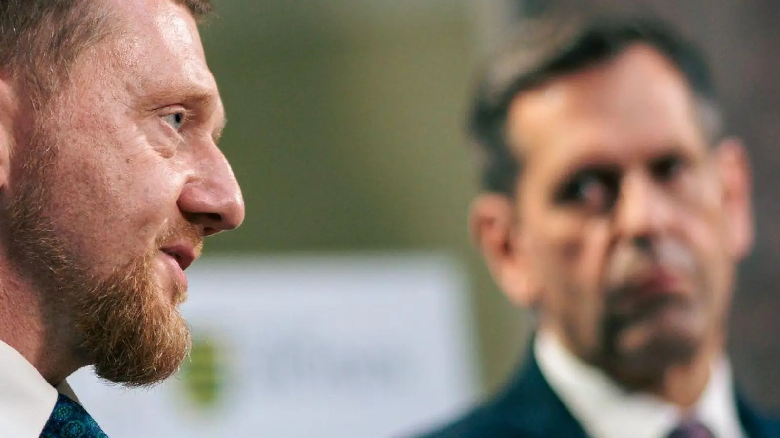 Im Ziel sind sich Bund und Länder einig: Die Wirtschaft soll entlastet werden. Das dürfe die Kommunen aber nicht über Gebühr belasten, verlangen die Ministerpräsidenten. (Foto: Carsten Koall/dpa)