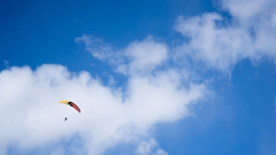 Ein Gleitflieger gleitet bei teilweise blauem Himmel durch die Luft. (Foto: Nicolas Armer/dpa)