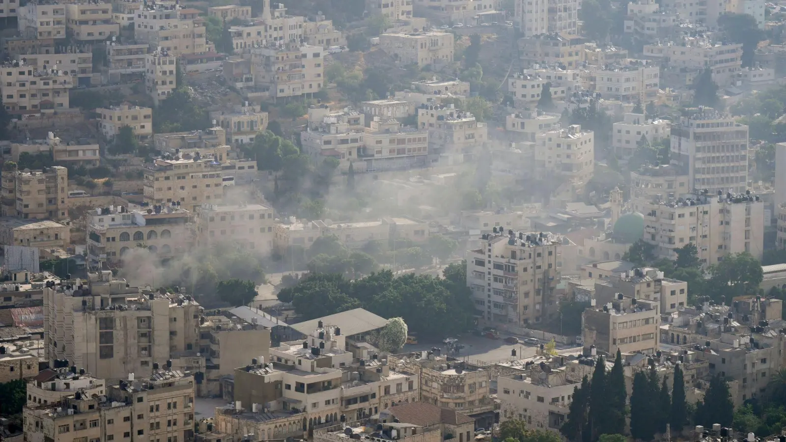 Rauch steigt während eines Militäreinsatzes des israelischen Militärs aus einem Gebäude auf. Israel hat bei einem Militäreinsatz im Westjordanland ein führendes Mitglied der Al-Aksa-Brigaden getötet. (Foto: Majdi Mohammed/AP/dpa)