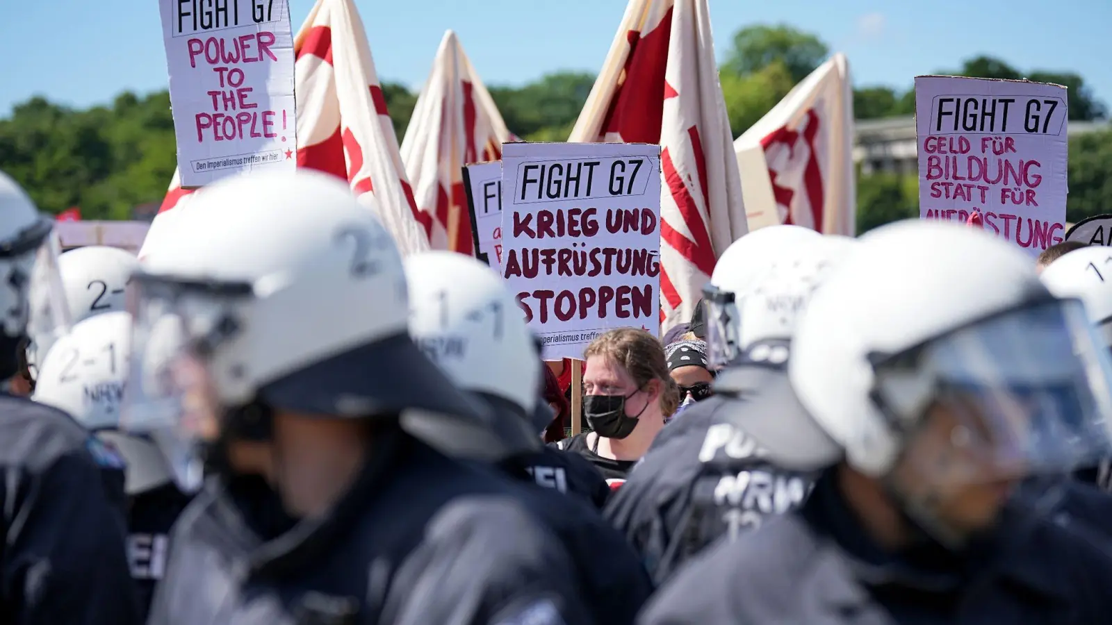 G7-Demonstranten stehen Polizisten auf der Münchener Theresienwiese gegenüber. (Foto: Michael Kappeler/dpa)