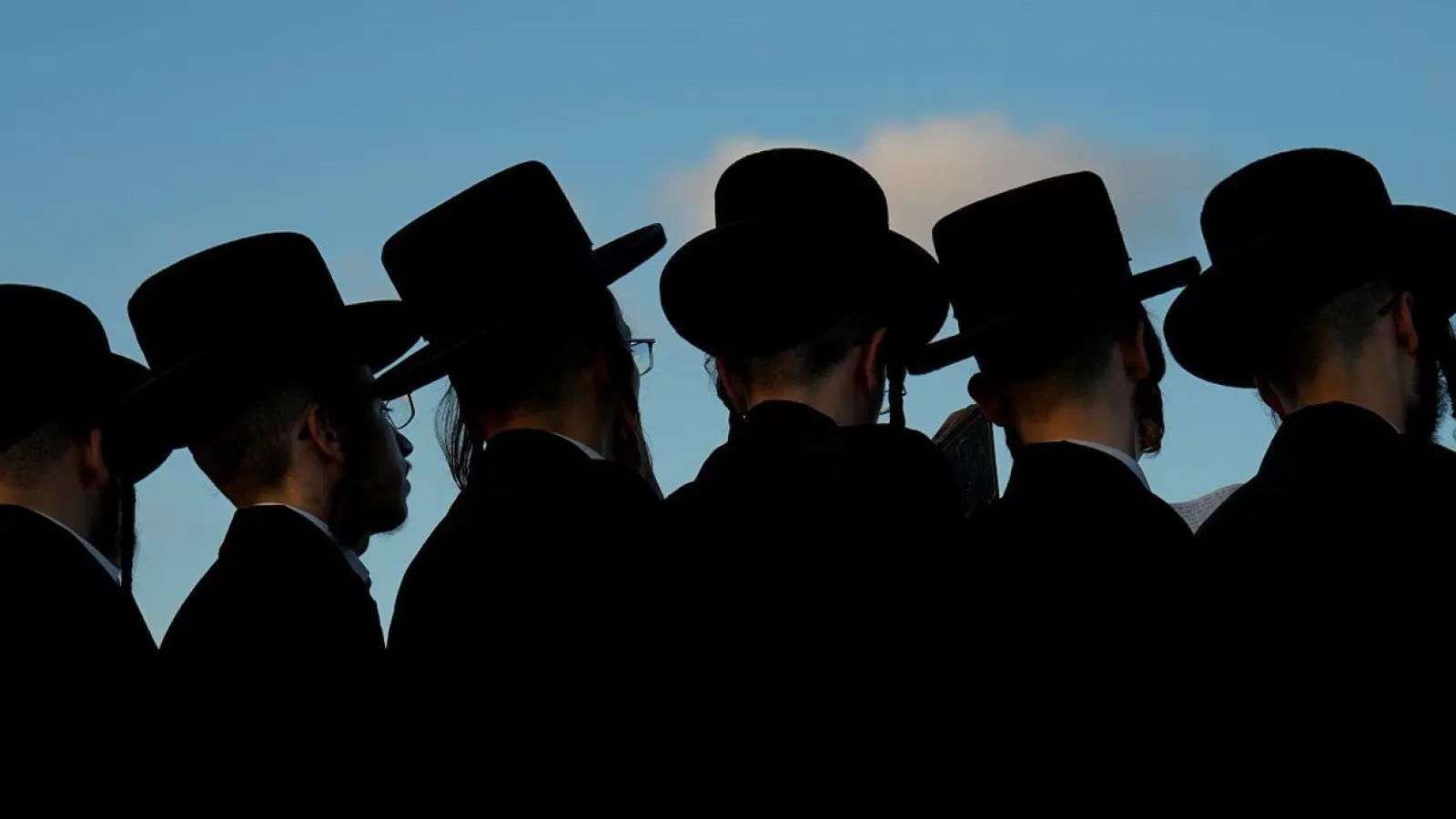 Ultraorthodoxe jüdische Männer beten während einer Zeremonie in Netanya. Israels Regierung steht unter Druck, die Befreiung der ultraorthodoxen Gemeinschaft vom Wehrdienst zu beenden. (Foto: Ariel Schalit/AP/dpa)