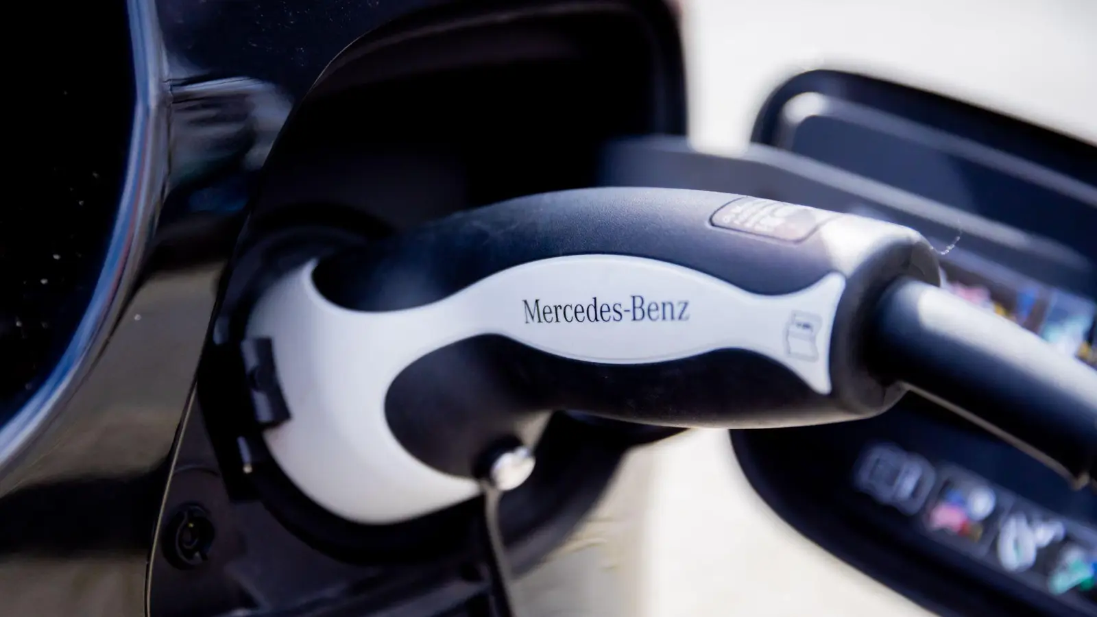 Mercedes will bis zum Ende des Jahrzehnts weltweit 10.000 Schnellladepunkte für Elektro-Autos aufbauen. (Foto: Christoph Soeder/dpa)