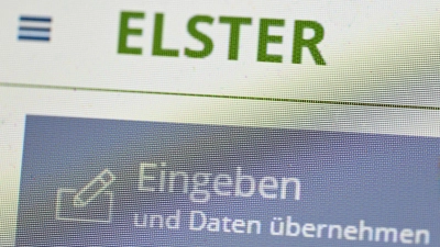 Per App die Steuererklärung machen? Klingt verführerisch - ab Juli sollen die ersten Nutzer für die neue Funktion der Elster-App freigeschaltet werden. (Symbolbild) (Foto: Bernd Weißbrod/dpa)