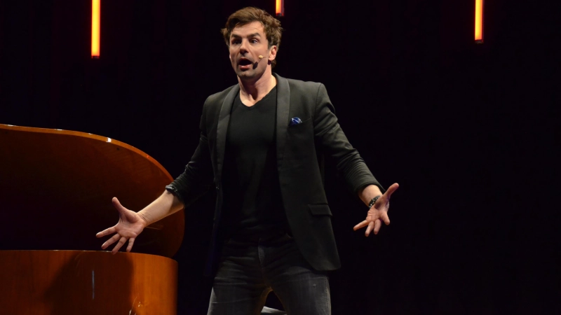 Komisch und nicht immer politisch korrekt: Lars Redlich sprach über problematische Dates und blickte in die Abgründe der Wäschetruhe. (Foto: Yvonne Neckermann)